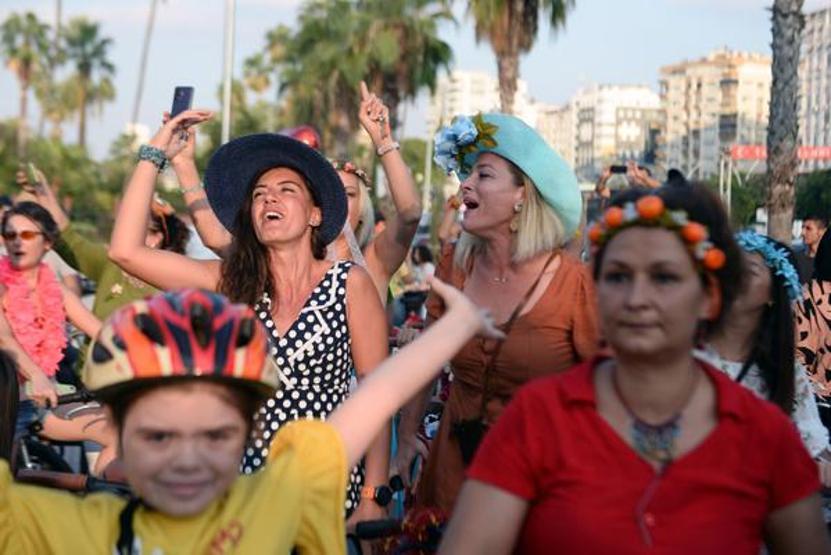 Adana’da ‘Süslü Kadınlar Bisiklet Turu’