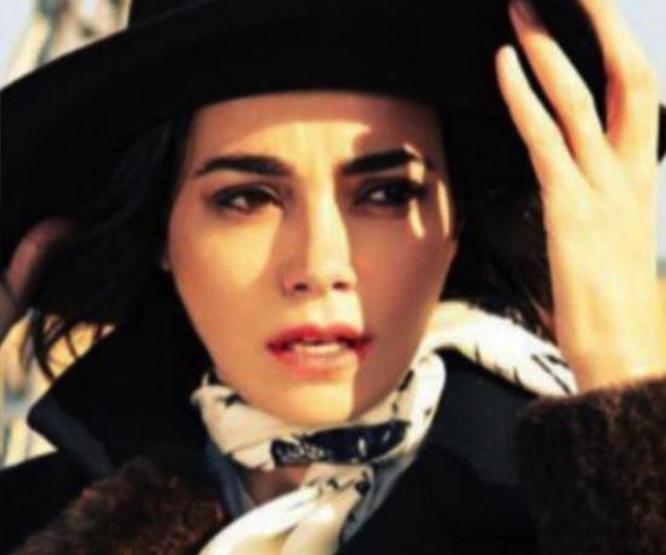Özgü Namal yeni haliyle dikkat çekti