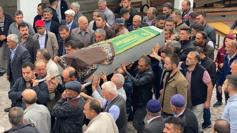 Muhtar kazara yeğenini öldürdü, cenazeye giden dayı da kazada öldü