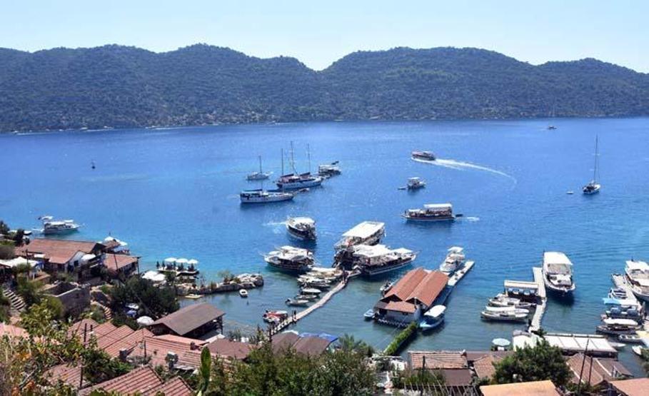 Tekneyle ulaşılabilen Kaleköy, tatilcilerin gözdesi