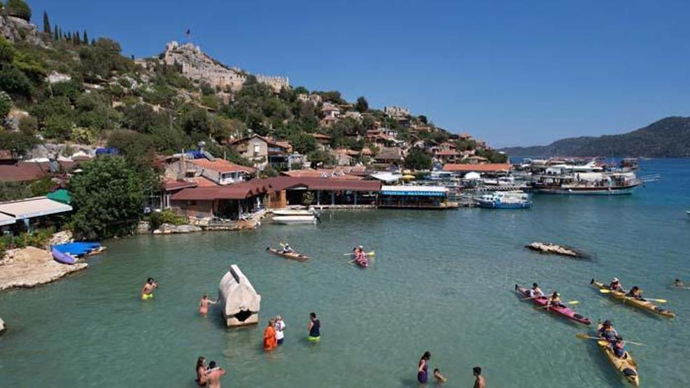 Tekneyle ulaşılabilen Kaleköy, tatilcilerin gözdesi