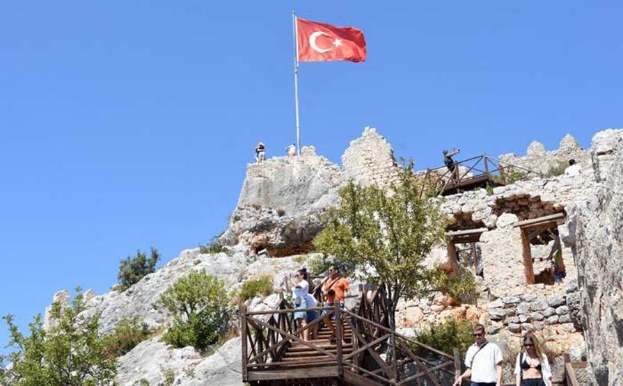 Tekneyle ulaşılabilen Kaleköy, tatilcilerin gözdesi