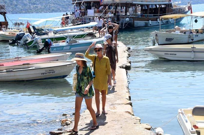 Tekneyle ulaşılabilen Kaleköy, tatilcilerin gözdesi