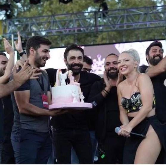 Ece Seçkinin dekoltesi sosyal medyada olay oldu