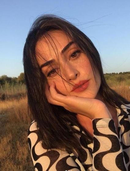 Esra Bilgiç takipçilerinden büyük ilgi gördü