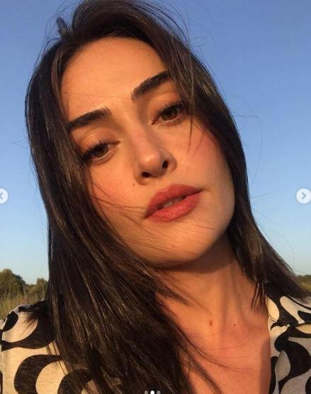 Esra Bilgiç takipçilerinden büyük ilgi gördü