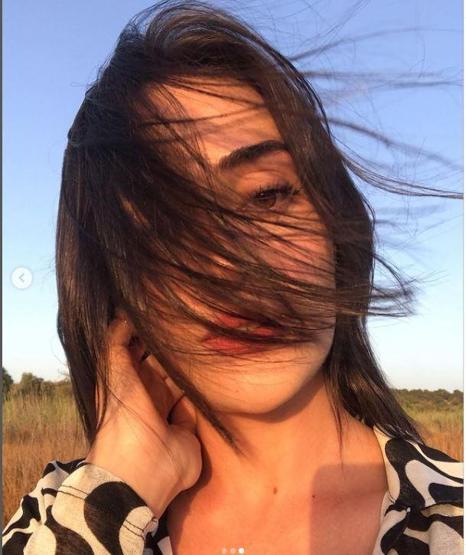Esra Bilgiç takipçilerinden büyük ilgi gördü