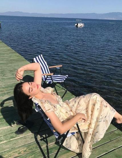 Esra Bilgiç takipçilerinden büyük ilgi gördü