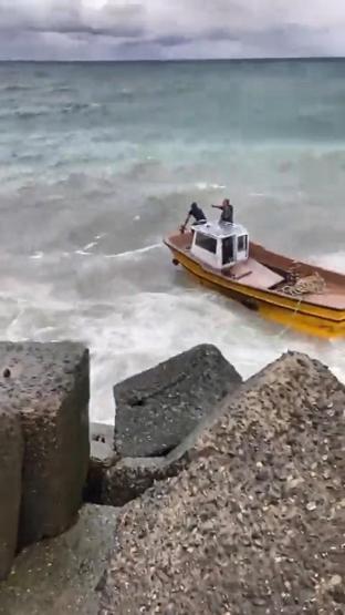 Alabora olan tekneyi kurtarmak isterken ölümle burun buruna geldiler: O anlar kamerada