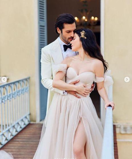 Özge Gürel ve Serkan Çayoğlunun hayranlarından duygulandıran sürpriz