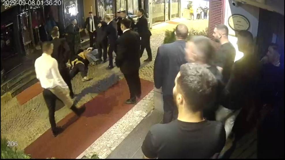 Ortaköydeki eğlence mekanı önünde takım elbiseliler dehşeti 1i kadın 3 kişiye dayak attılar