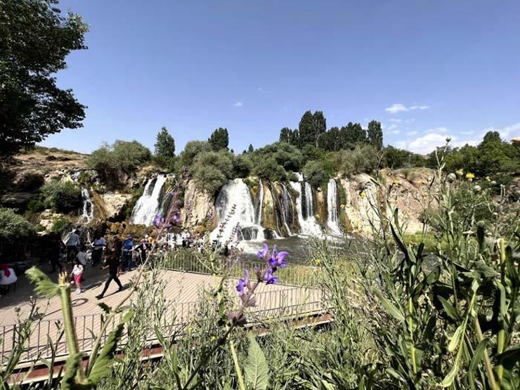 Muradiye Şelalesinde sonbahar güzelliği