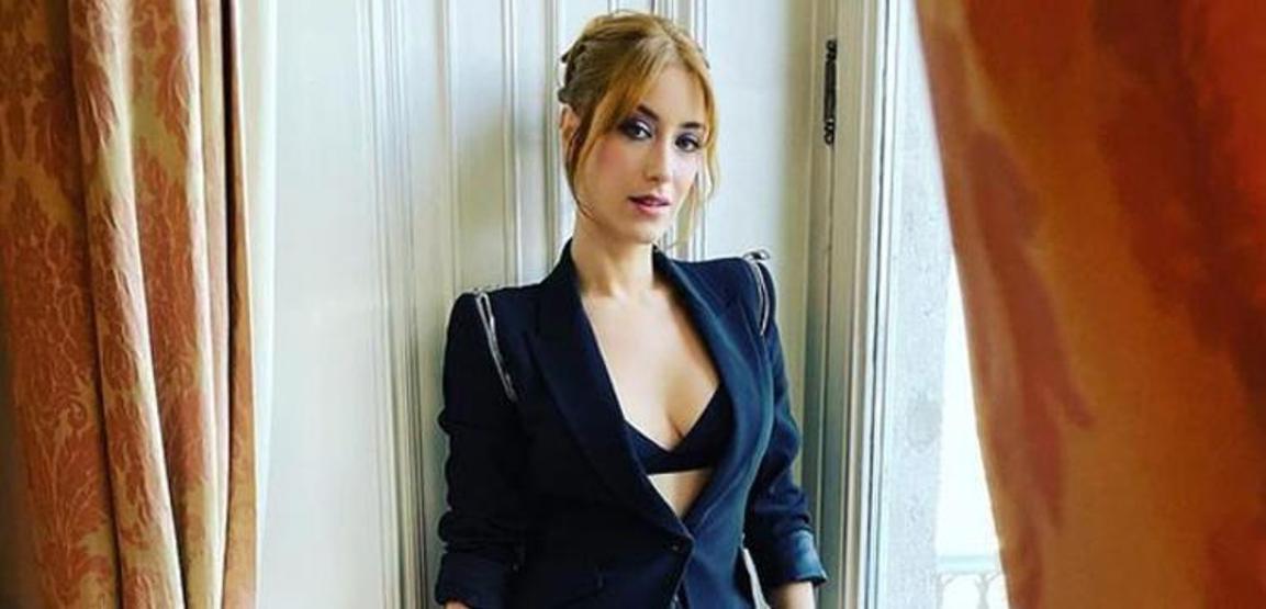 Hazal Kayadan göbek dekolteli poz