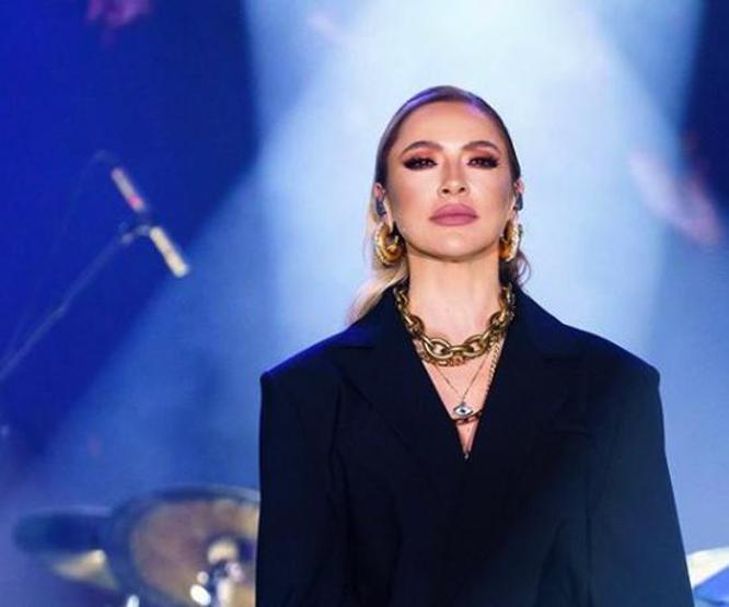 Hadise yine ağladı