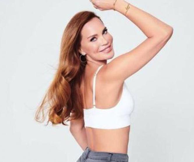 Ebru Şallıdan romantik kutlama