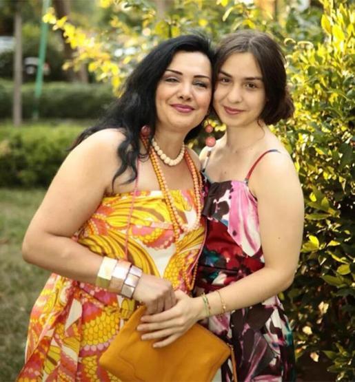 Esra Ceyhan kızıyla fotoğrafını paylaştı ve sitem etti