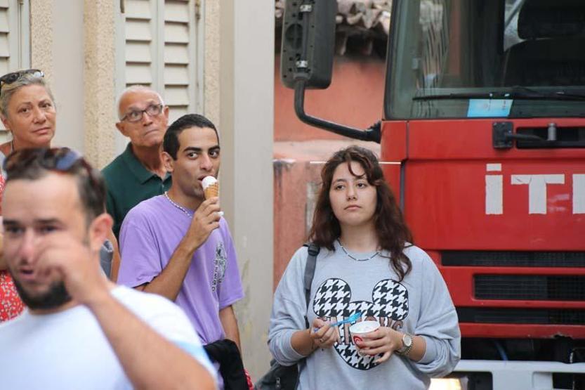 Polislere 2 saat ecel teri döktürdü Dondurma yiyerek izleyenleri görünce “Size inat atlamayacağım” dedi