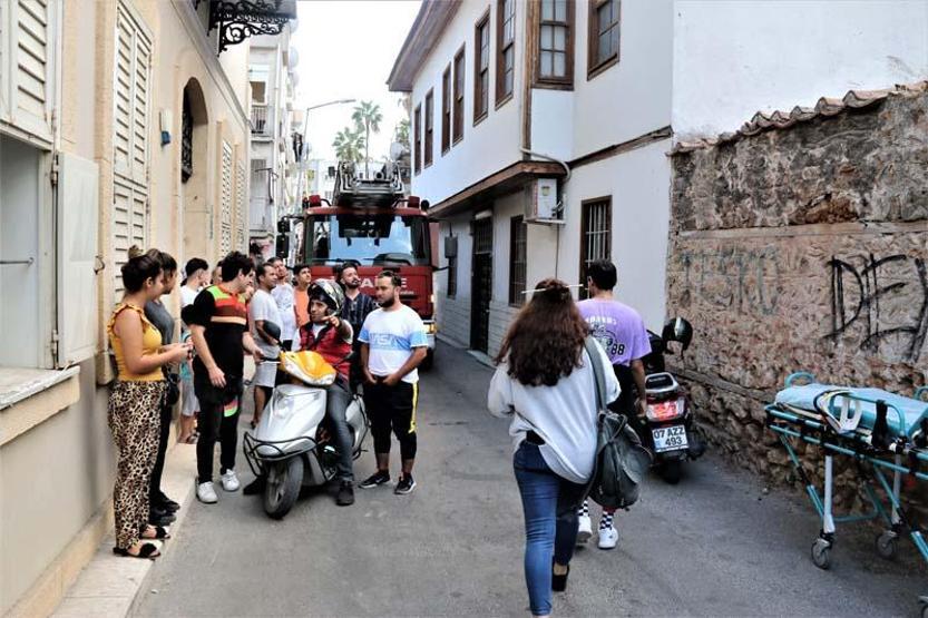 Polislere 2 saat ecel teri döktürdü Dondurma yiyerek izleyenleri görünce “Size inat atlamayacağım” dedi