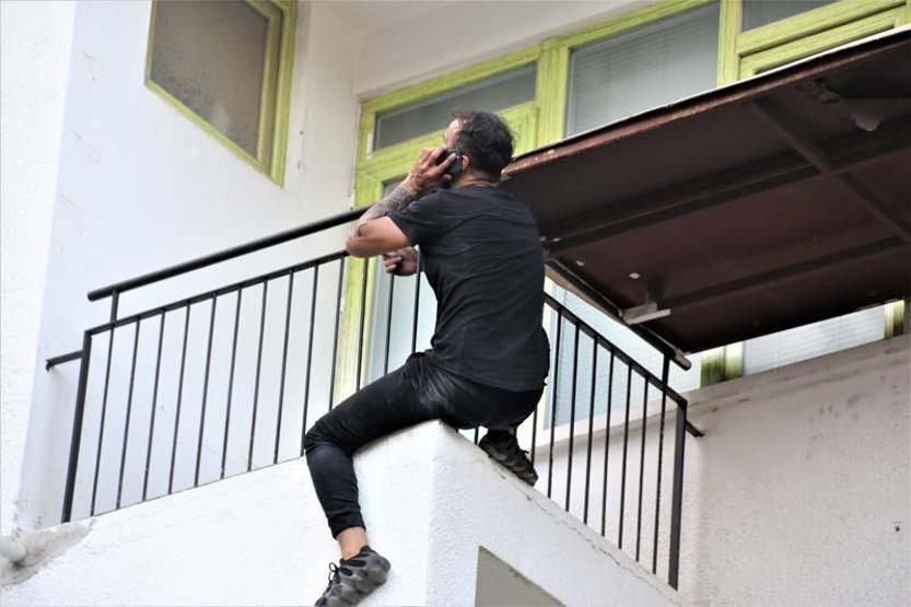 Polislere 2 saat ecel teri döktürdü Dondurma yiyerek izleyenleri görünce “Size inat atlamayacağım” dedi