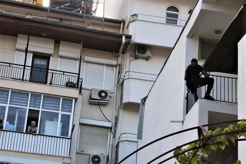 Polislere 2 saat ecel teri döktürdü Dondurma yiyerek izleyenleri görünce “Size inat atlamayacağım” dedi