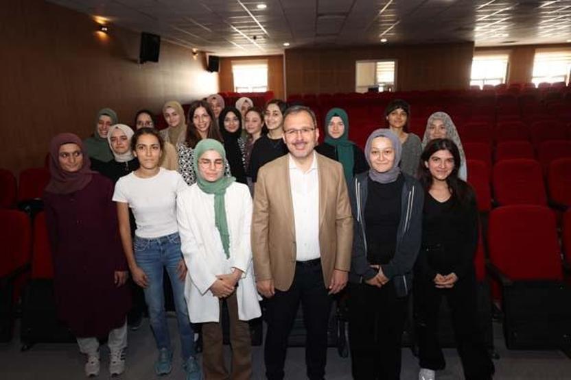 Bakan Kasapoğlu öğrenci ve ailelerine baklava ikram etti