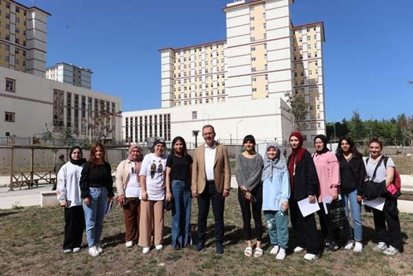 Bakan Kasapoğlu öğrenci ve ailelerine baklava ikram etti