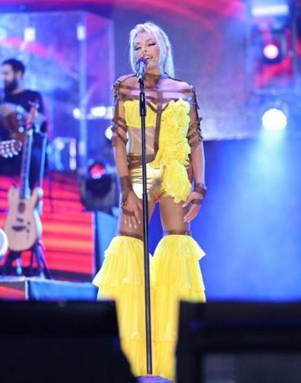 Ajda Pekkan tek konserde 3 kostüm değiştirdi