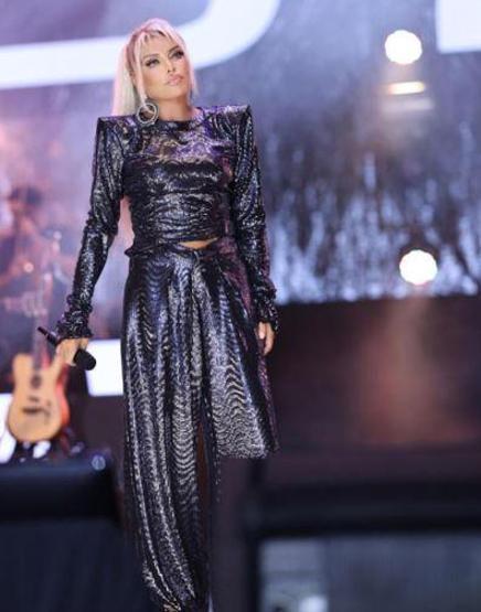 Ajda Pekkan tek konserde 3 kostüm değiştirdi