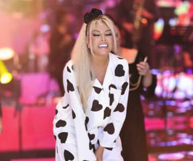 Ajda Pekkan tek konserde 3 kostüm değiştirdi