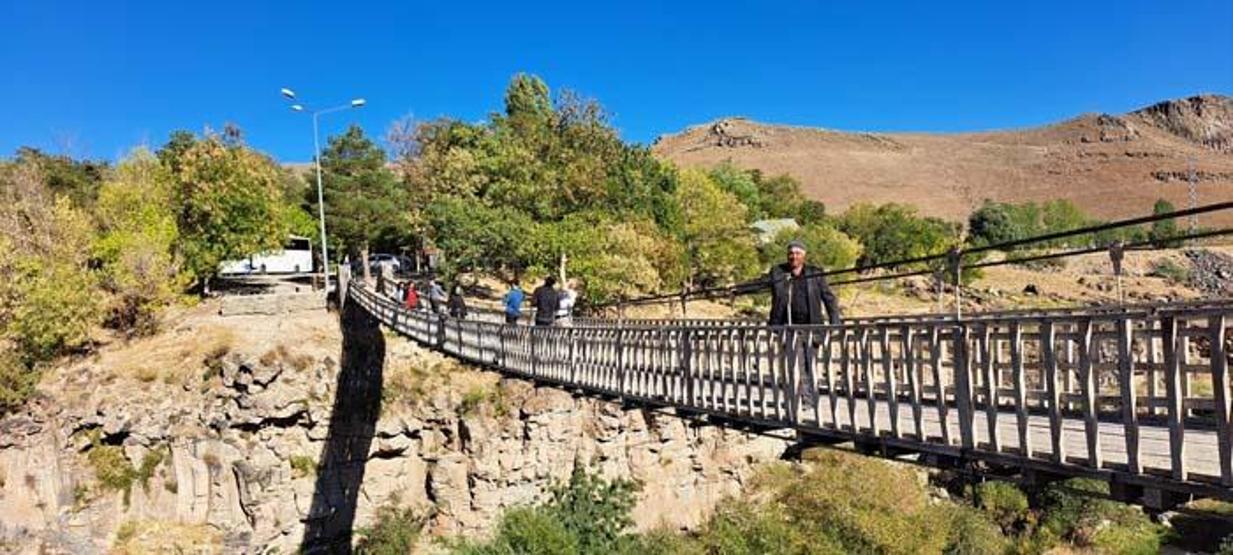 Muradiye Şelalesi görenleri hayran bırakıyor