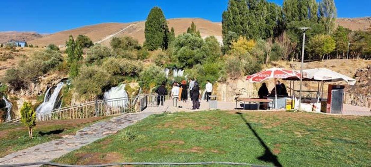 Muradiye Şelalesi görenleri hayran bırakıyor
