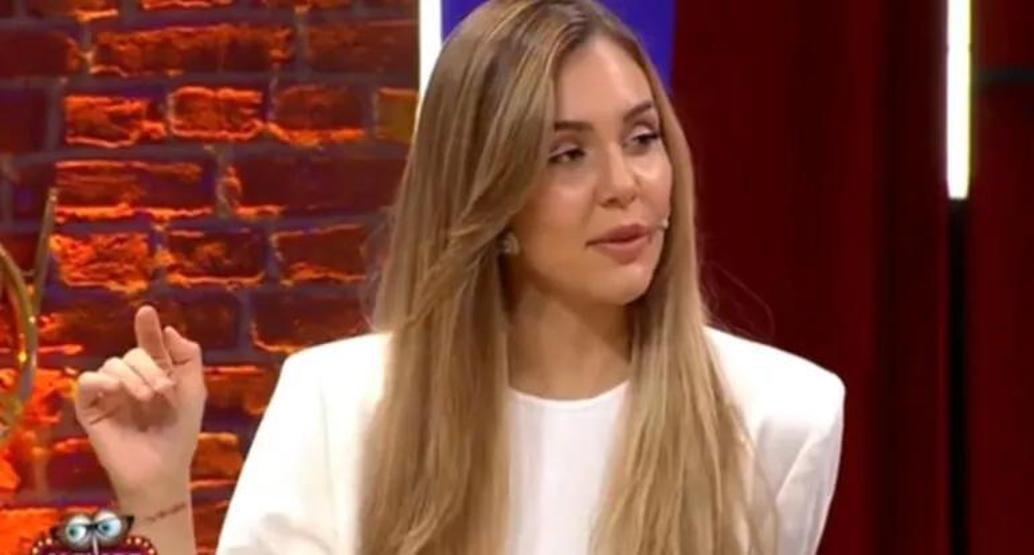 Berfu Yenenler, Eser Yenenlerin parti evine balyozla girmiş