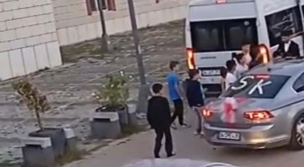 Gelin arabasının önünü kesen çocuklara tekmeli saldırı