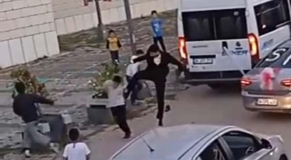 Gelin arabasının önünü kesen çocuklara tekmeli saldırı