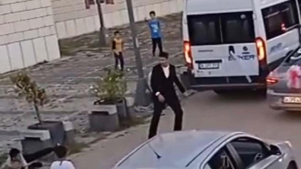 Gelin arabasının önünü kesen çocuklara tekmeli saldırı