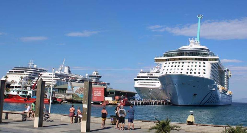 Kuşadasına 4 kruvaziyerle 7 bin 879 turist geldi