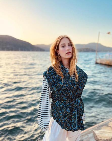 Hazal Kayadan göbek dekolteli tercih