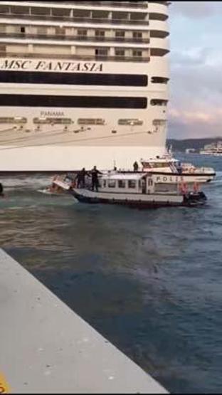 Beyoğlunda batan teknedekileri deniz polisi kurtardı