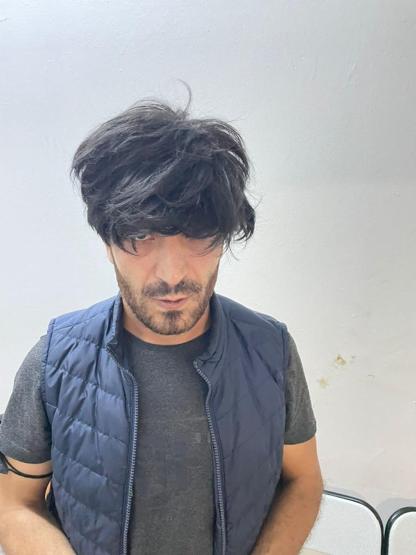 Peruklu tetikçi silahıyla yakalandı