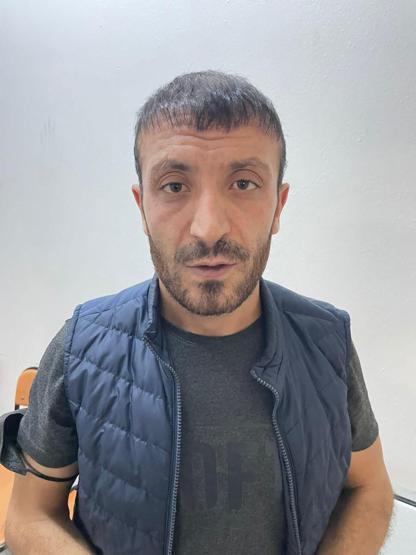 Peruklu tetikçi silahıyla yakalandı