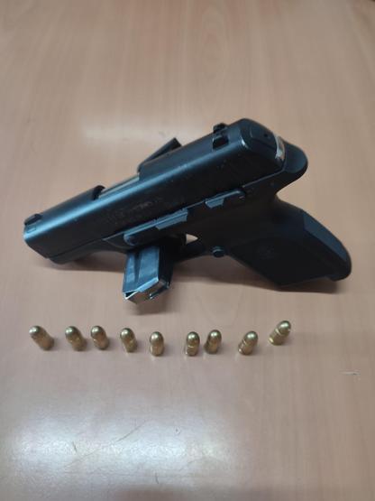 Peruklu tetikçi silahıyla yakalandı