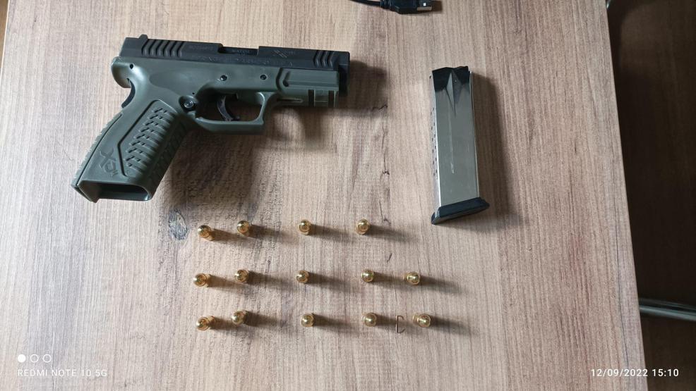 Peruklu tetikçi silahıyla yakalandı