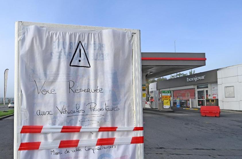 Fransada greve devam kararı: Birçok istasyonda benzin tükendi