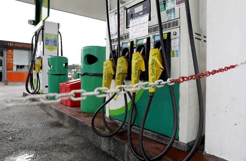 Fransada greve devam kararı: Birçok istasyonda benzin tükendi
