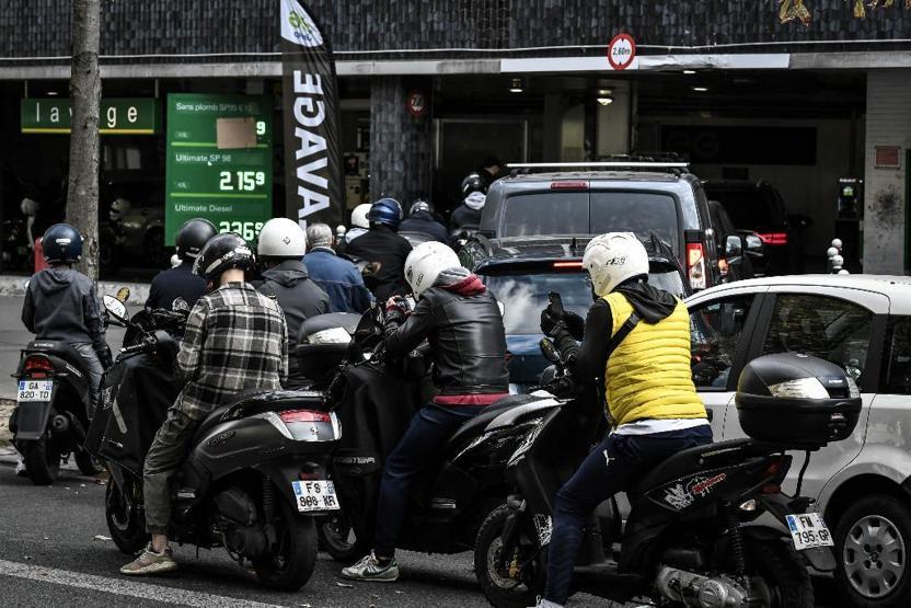 Fransada greve devam kararı: Birçok istasyonda benzin tükendi