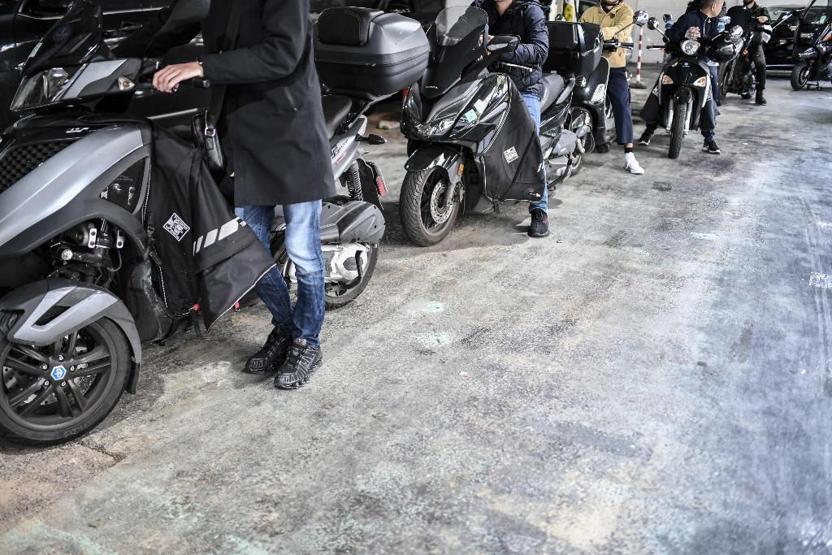 Fransada greve devam kararı: Birçok istasyonda benzin tükendi