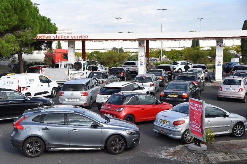 Fransada greve devam kararı: Birçok istasyonda benzin tükendi
