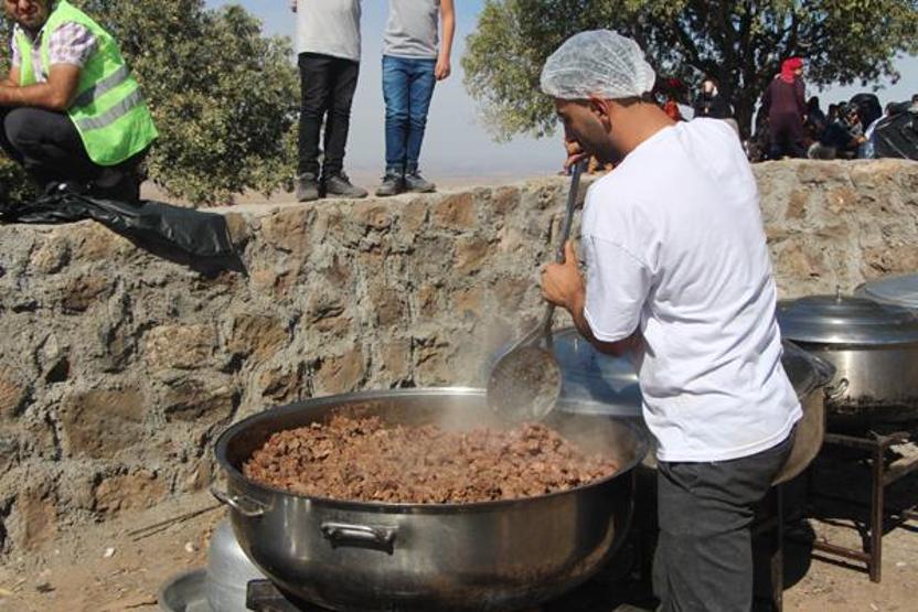 Dev kazanlarda yemekler pişirildi 1400 yıllık gelenek yeniden başladı