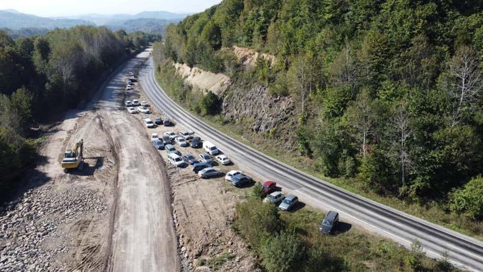 Orman yolunda ilginç kuyruk Kimileri yemek için kimileri satmak için bekliyor