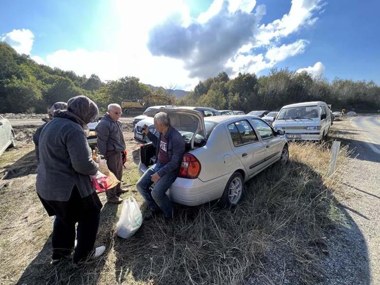 Orman yolunda ilginç kuyruk Kimileri yemek için kimileri satmak için bekliyor